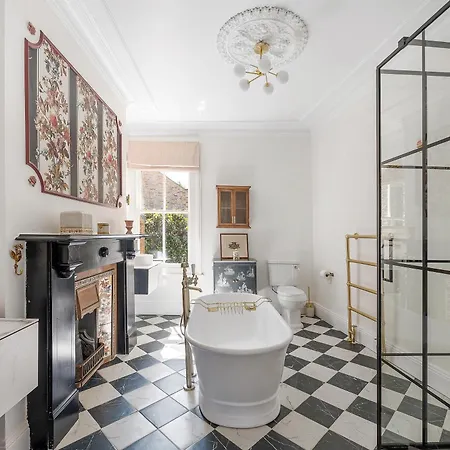 Blossom House New 3bed House In Barons Court Holiday home *