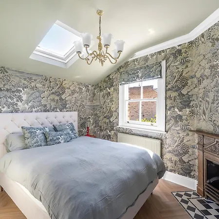 Blossom House New 3bed House In Barons Court *
