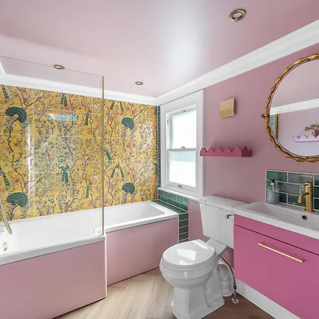 Blossom House New 3bed House In Barons Court Holiday home *