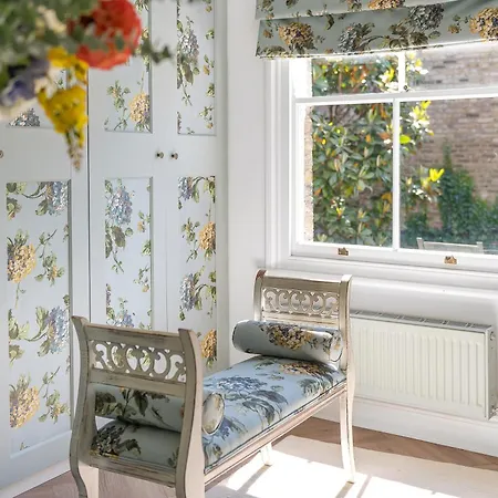 Holiday home Blossom House New 3bed House In Barons Court