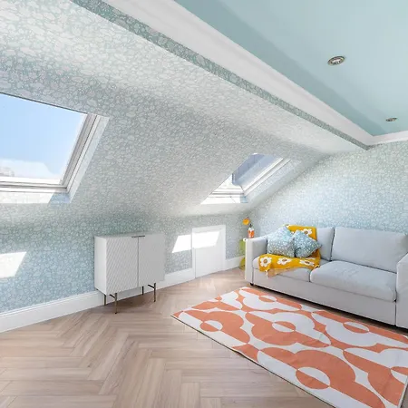 Holiday home Blossom House New 3bed House In Barons Court