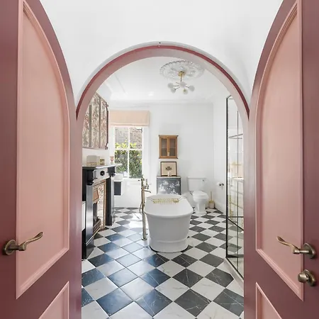 Blossom House New 3bed House In Barons Court Holiday home *