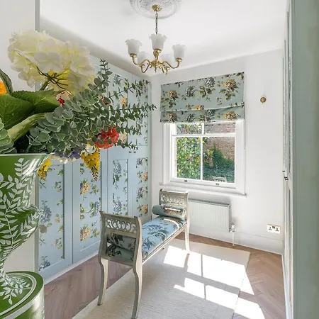 Holiday home Blossom House New 3bed House In Barons Court *