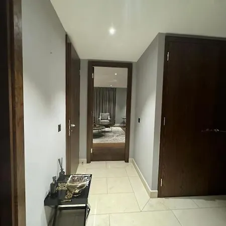 Luxury Chelsea Waterfront View Apartment