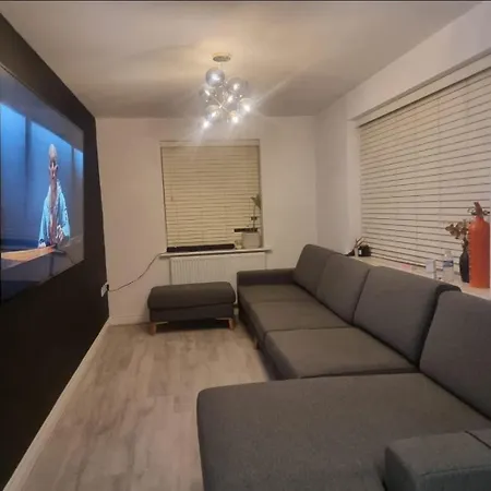 Common- Double Bedroom With En-suite With Private Lounge In Shared Town House