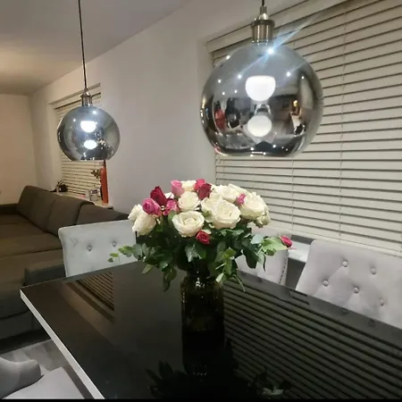 Common- Double Bedroom With En-suite With Private Lounge In Shared Town House