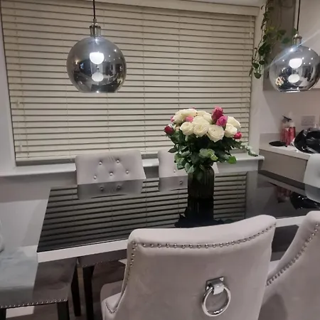 Common- Double Bedroom With En-suite With Private Lounge In Shared Town House Homestay Bromley
