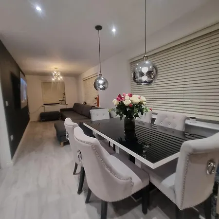 Homestay Common- Double Bedroom With En-suite With Private Lounge In Shared Town House Bromley