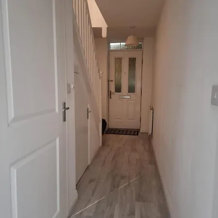 Common- Double Bedroom With En-suite With Private Lounge In Shared Town House *