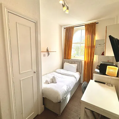 Kensington Gardens Aparthotel 3*