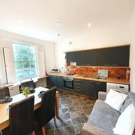 Holiday home 5 Bedrooms House In King's Cross