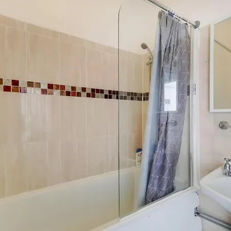 5 Bedrooms House In King's Cross Holiday home *
