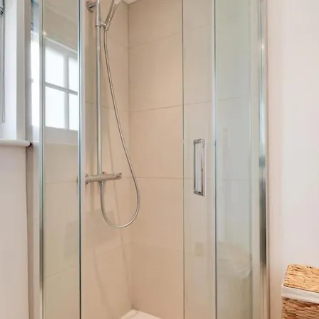 Holiday home 5 Bedrooms House In King's Cross *