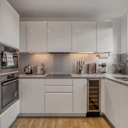 2 Bed & 2 Bath Next To Nine Elms Station - Zone 1 *