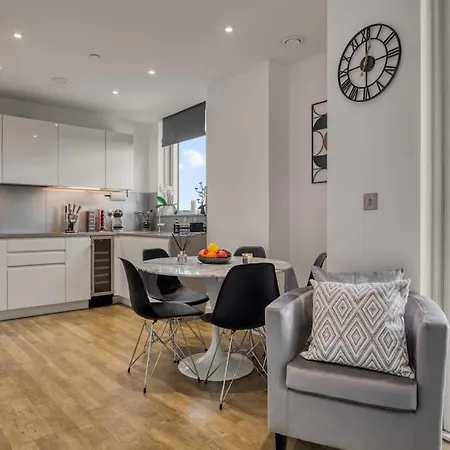 公寓 2 Bed & 2 Bath Next To Nine Elms Station - Zone 1 *