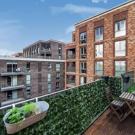 2 Bed Flat *
