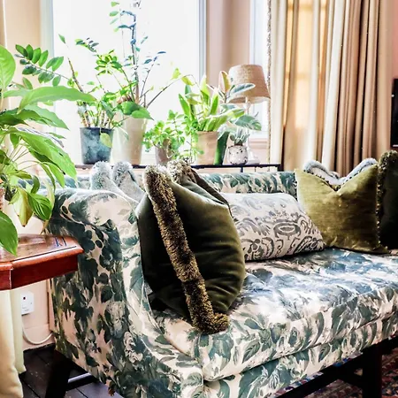 Apartment Elegant Flat With Stylish Decor *