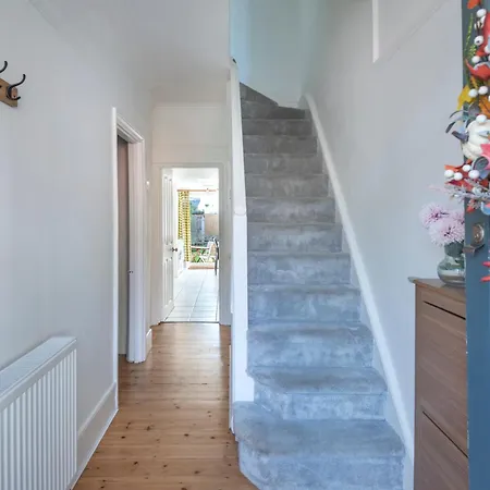 Stunning With Parking And Garden Sleeps 6 公寓 *