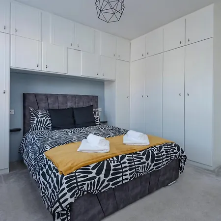 Stunning With Parking And Garden Sleeps 6 公寓