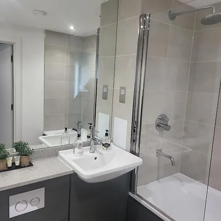 Kayz Lodge- Luxury Ensuite-private & Shared In A New House At The Olympic Village Overlooking Stratford Westfield And Tube Station 伦敦