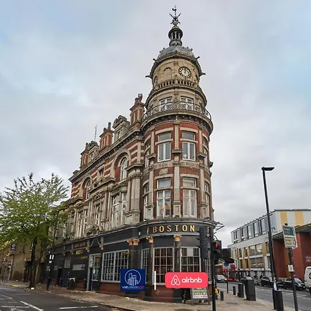 Apartment Last-minute Reserve L Sleeps Up To 4 Guests L One-bedroom With King Bed And High Ceilings Near Camden By Live Short Lets & Serviced *