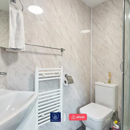 Apartment Last-minute Reserve L Sleeps Up To 4 Guests L One-bedroom With King Bed And High Ceilings Near Camden By Live Short Lets & Serviced London