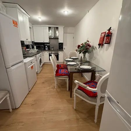 בית אירוח Affordable, Cozy And Beautiful In Hammersmith *
