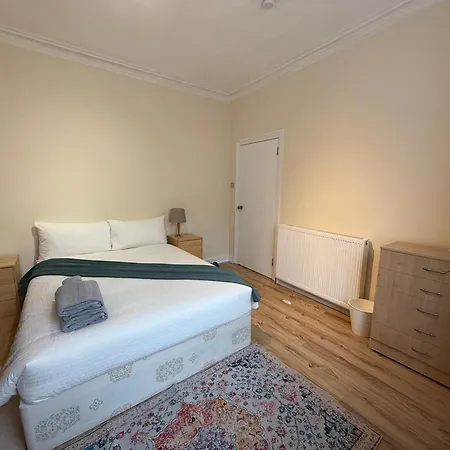 בית אירוח Affordable, Cozy And Beautiful In Hammersmith