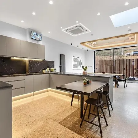 Outstanding 4 Bedroom * London