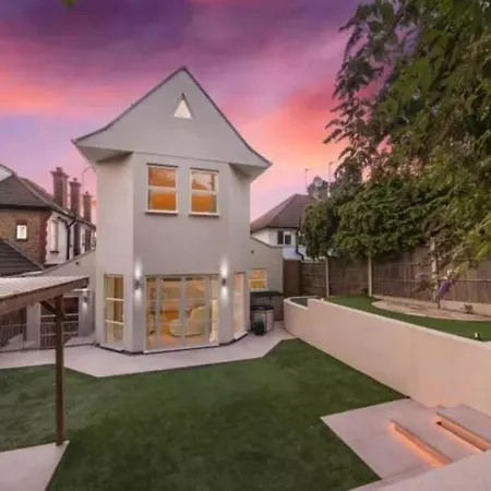 Stunning Available In Luxury House * London