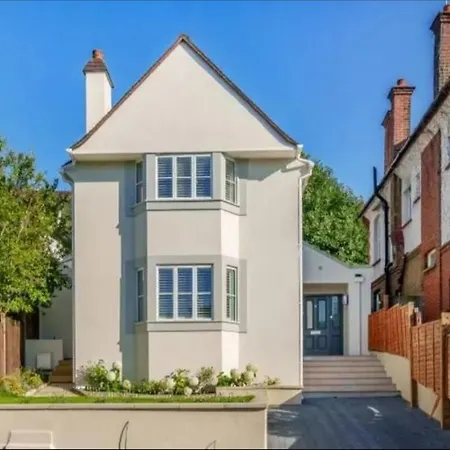 Stunning Available In Luxury House * London