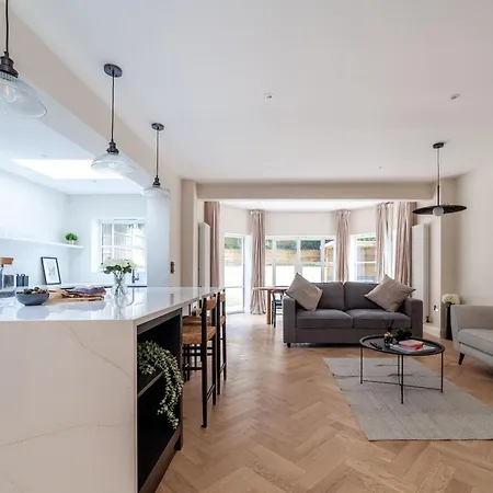 Stunning Available In Luxury House * London