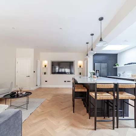 Guest house Stunning Available In Luxury House