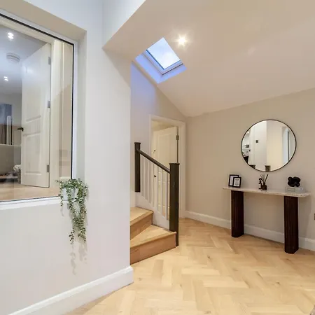 Guest house Stunning Available In Luxury House London
