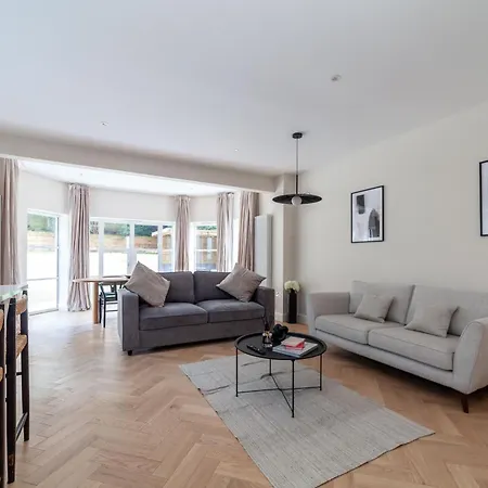 Stunning Available In Luxury House *