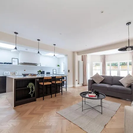 Stunning Available In Luxury House *