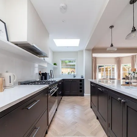 Stunning Available In Luxury House * London
