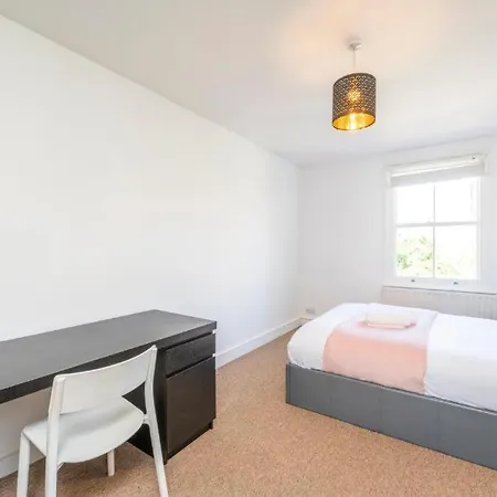 Luxury 4 Bedroom Flat With Stunning Shard View From Terrace In London! Next To Station, Sleeps 9 *