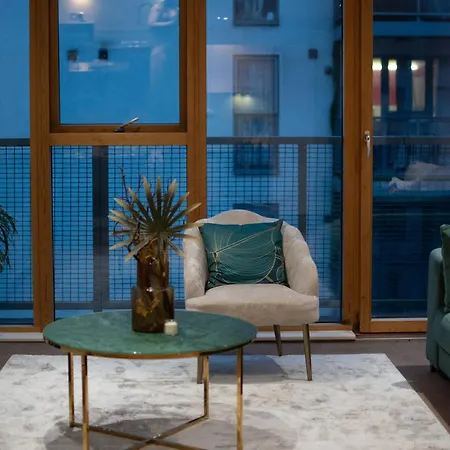 Cosy 2 Bed Hackney Sleeps 8 דירה לונדון