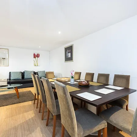 Apartment Heads On Bed -canary Wharf Docklands For The Larger Groups
