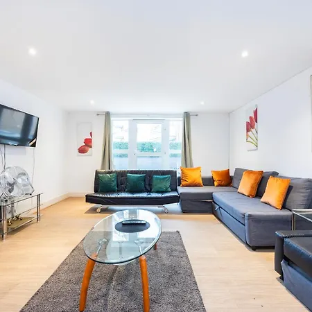 Apartment Heads On Bed -canary Wharf Docklands For The Larger Groups *