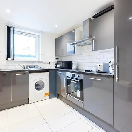 Apartment Heads On Bed -canary Wharf Docklands For The Larger Groups London