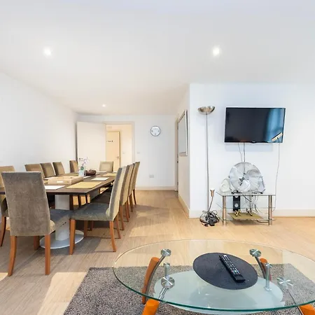Apartment Heads On Bed -canary Wharf Docklands For The Larger Groups *