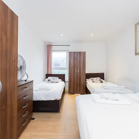 Apartment Heads On Bed -canary Wharf Docklands For The Larger Groups London