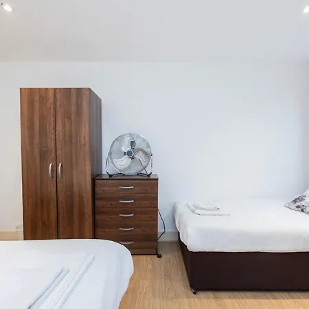 Heads On Bed -canary Wharf Docklands For The Larger Groups *