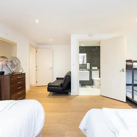 Heads On Bed -canary Wharf Docklands For The Larger Groups * London