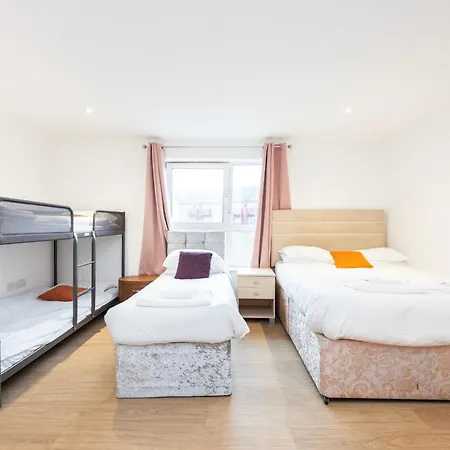 Heads On Bed -canary Wharf Docklands For The Larger Groups Apartment *