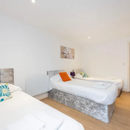 Apartment Heads On Bed -canary Wharf Docklands For The Larger Groups *