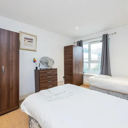 Heads On Bed -canary Wharf Docklands For The Larger Groups Apartment London