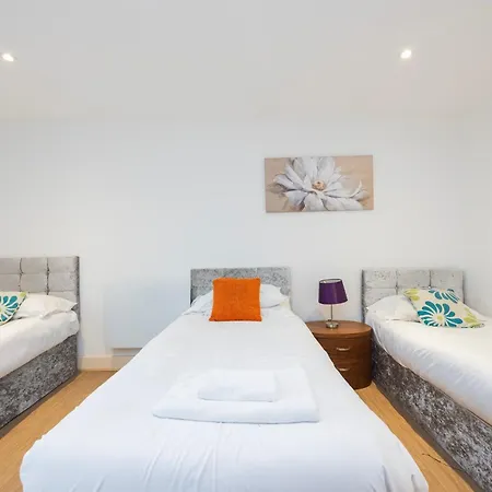 Apartment Heads On Bed -canary Wharf Docklands For The Larger Groups London